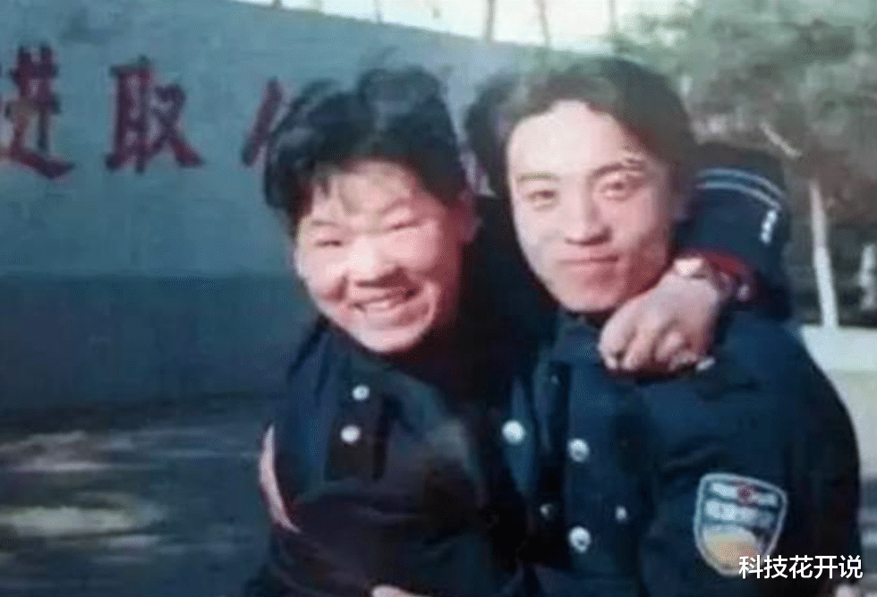 岳云鹏|5张难以置信的旧照，图1至今是个谜，图5留中分头的小保安岳云鹏！