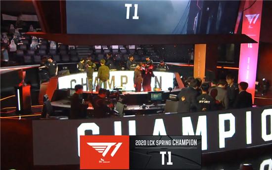 「skt」李哥又夺冠了！SKT三连冠新上单喜极而泣，Faker给LPL再下战书