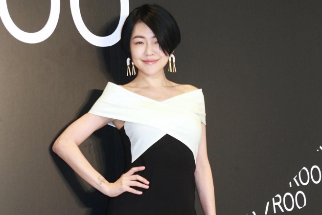 郑爽|郑爽人设彻底翻车！奢侈品大牌避嫌将其动态删除，小S曾神预言