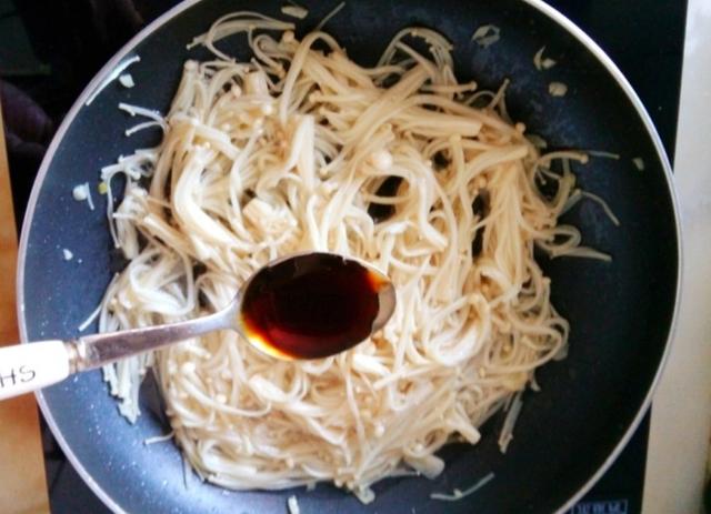 「金针菇」便秘最怕这“菜”，隔天吃1次，刮油清肠，排出宿便，腰肢变细了