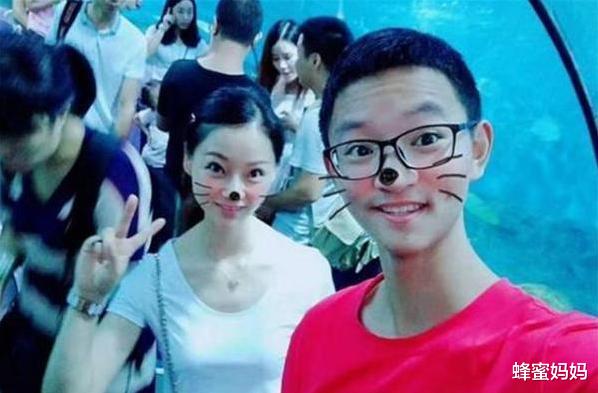 「蜂蜜」曾在高考后“跪地谢母”，得高分却放弃985名校的男孩，咋样了？