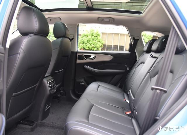 荣威RX5▲全新的荣威RX5 PLUS，除了换上新车标，还有其它哪些亮点？