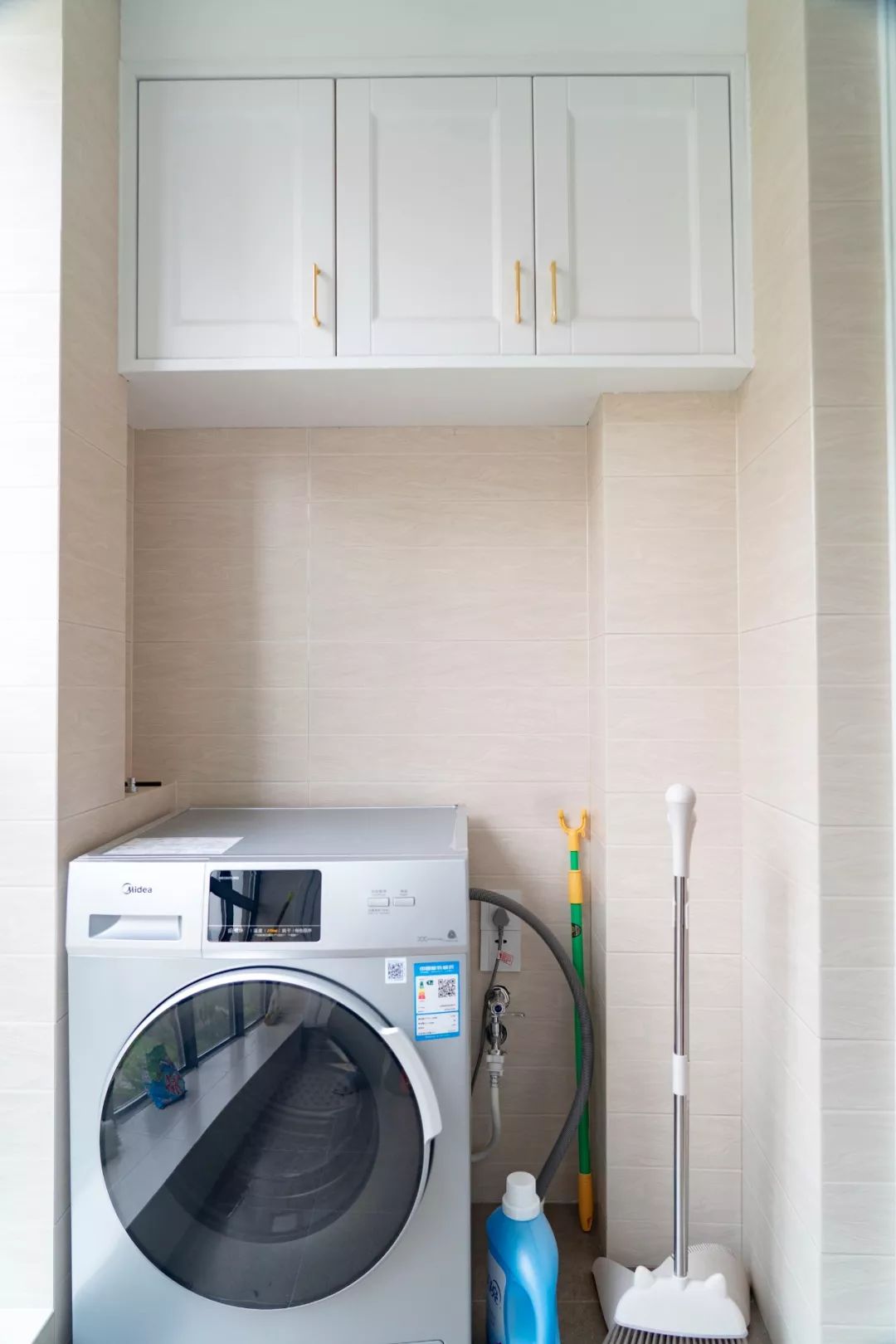 阳台位置小，洗手盆装不了，放洗衣机有余！怎么利用？