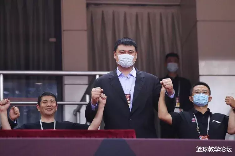 「林书豪」林书豪首秀险些被废！开场1分钟就被干趴！后脑勺猛砸地板