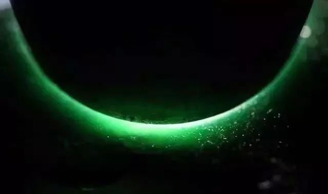 「翡翠」花三万六从老缅手上买下的蒙头料原石,意外切出7只罕见墨翠手镯