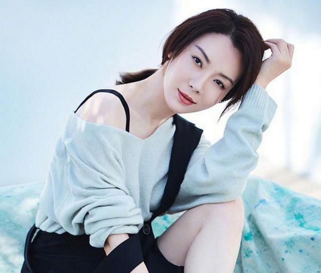 #穿衣搭配#陈数真不给后辈“留活路”，穿露肩装扎马尾美翻了，哪像43岁的人