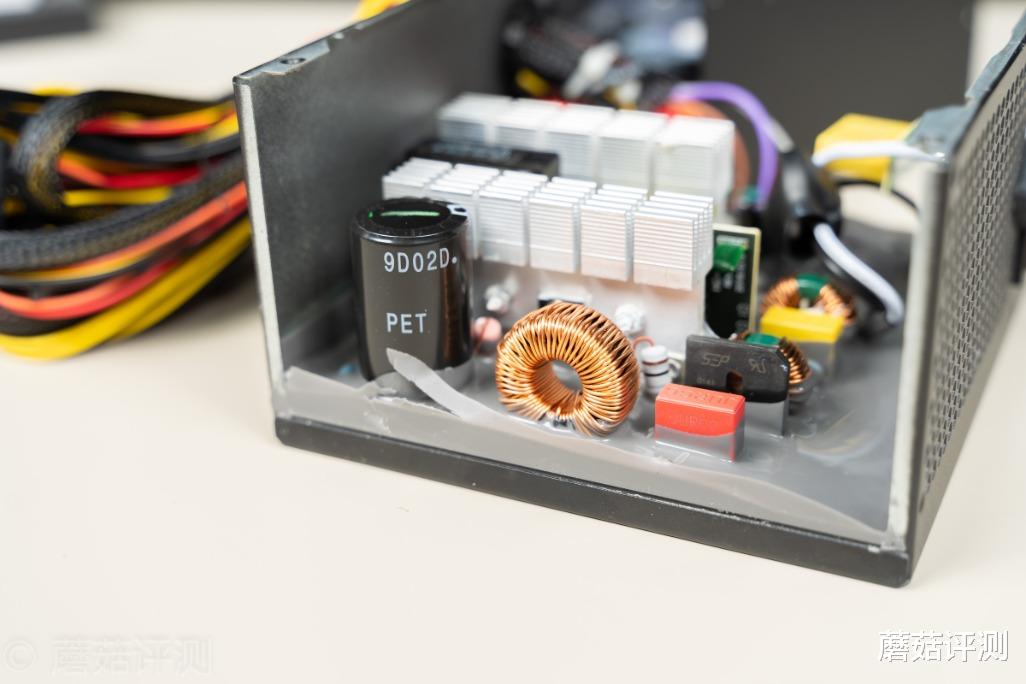 百度|运行稳定，功率主流、超频三七防芯GI-ST600电源 拆解评测