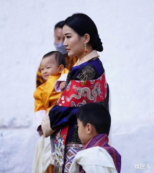 不丹官方發佈新年掛歷，30歲佩瑪主動靠向丈夫，童話婚姻重歸於好-圖4