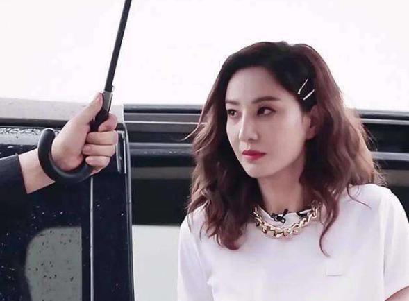 「综艺」06年被当众扯掉裤子,12年坠楼被树枝穿,6天前郑希怡又曝新情况