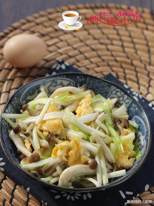 「鸡蛋」它是“清肠草”，鸡蛋和它是绝配，隔天吃一次肚腩平了腰也细了