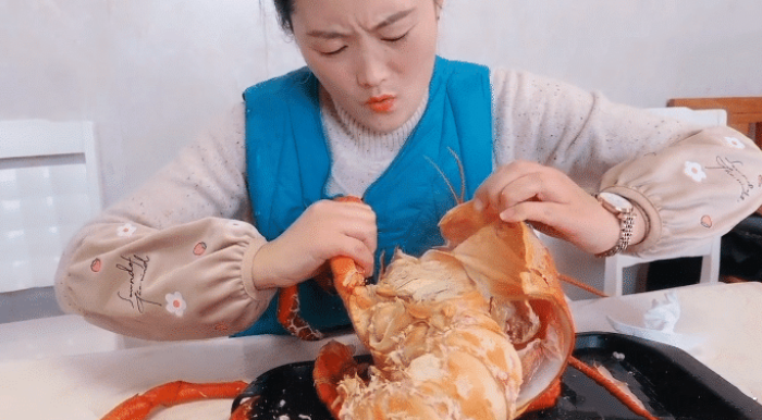 龙虾|最“傻”主播买大龙虾，20斤花899元，以为赚了，掰开后却要退货！
