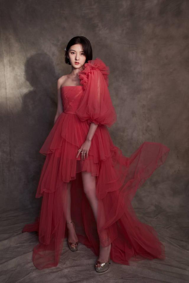 礼服@宋祖儿的头发又短了!纱裙袖子只穿一边,别上珍珠发卡好有名媛范
