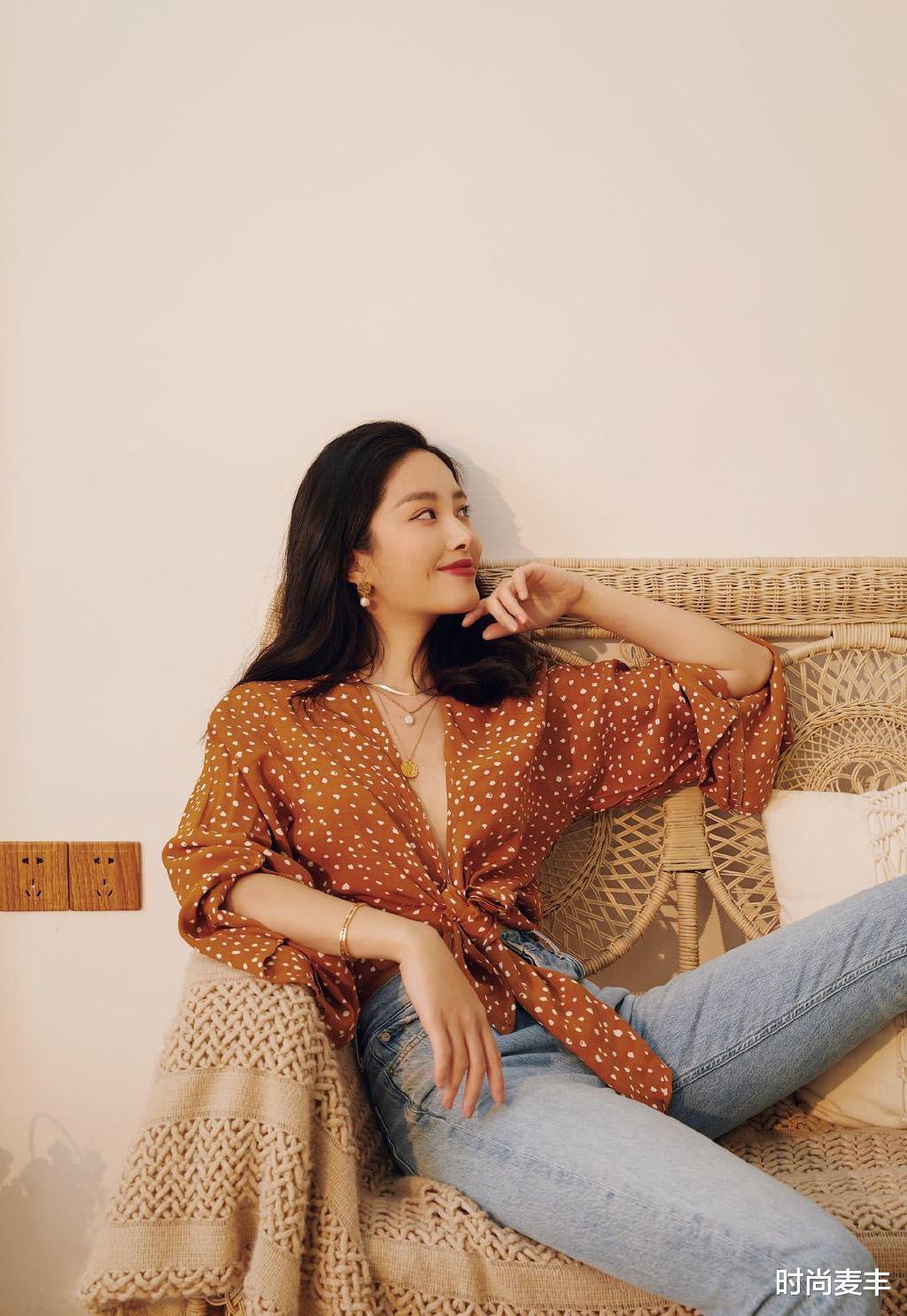 「穿衣搭配」不愧是刘亦菲干爹的女朋友，长发披肩涂红唇，美得低调又优雅