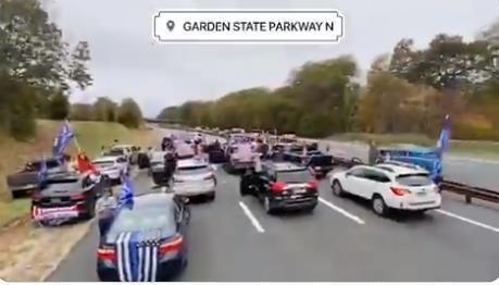 四面出擊？包圍拜登競選大巴後，特朗普支持者車隊又把公路堵瞭-圖3