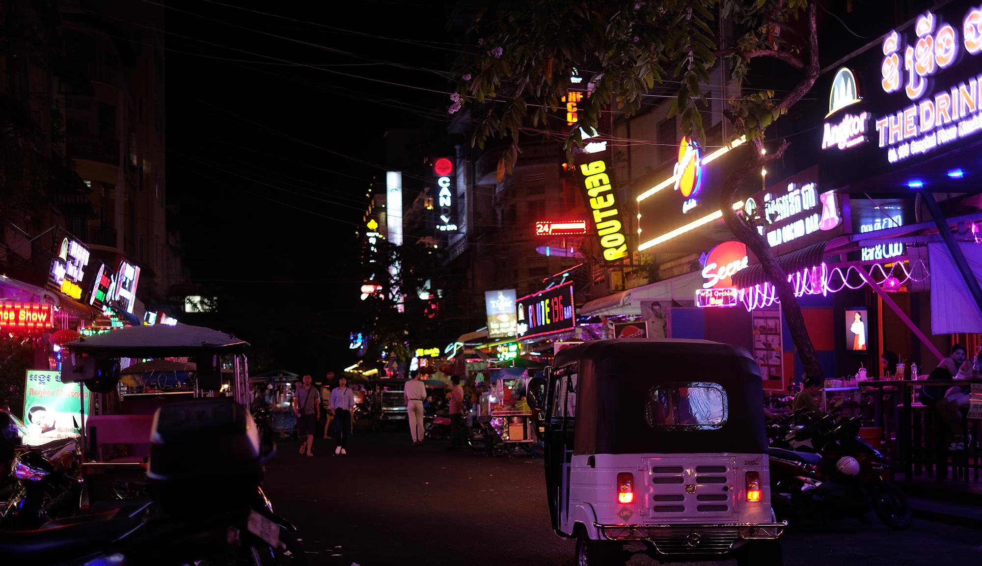 金边▲柬埔寨最大的夜市：欧美游客最受欢迎，一到夜晚就人声鼎沸