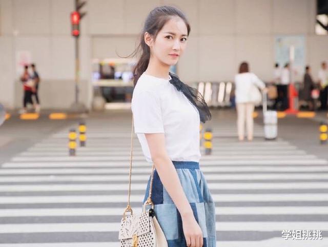「陈钰琪」陈钰琪长了一张学妹脸，初恋脸已经过时，扎马尾太清纯了