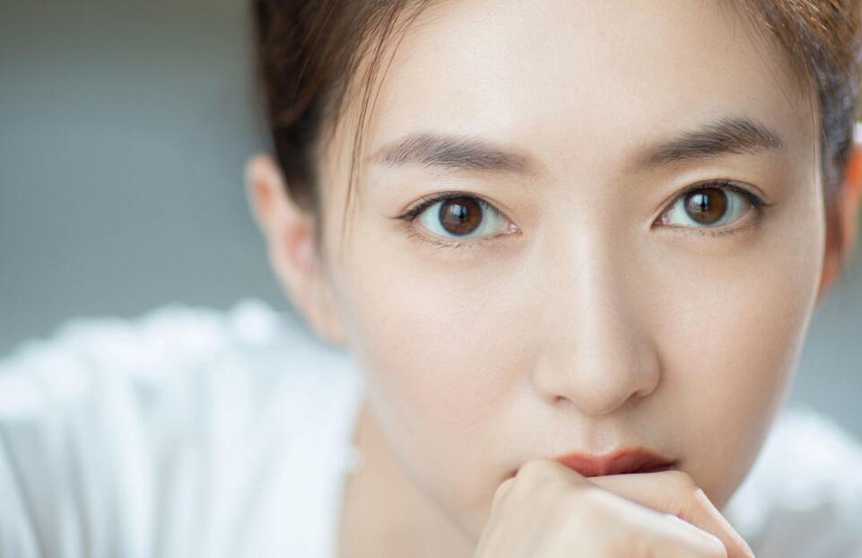 江疏影■江疏影素颜出镜忘开美颜，33岁真实皮肤状态，不得不佩服胡歌眼光