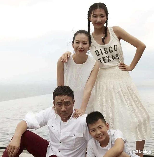 胡军|有种“发育过猛”叫胡军女儿，看到她的海边照，网友：小鹿乱撞