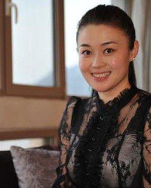 『关婷娜』被赵本山捧红却拒做赵本山徒弟，36岁关婷娜开劳斯莱斯仍孤身一人