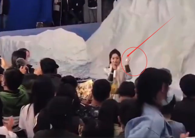 「赵丽颖」有翡杀青,赵丽颖感谢工作人员,谁注意手里拿的?是否真心一目了然