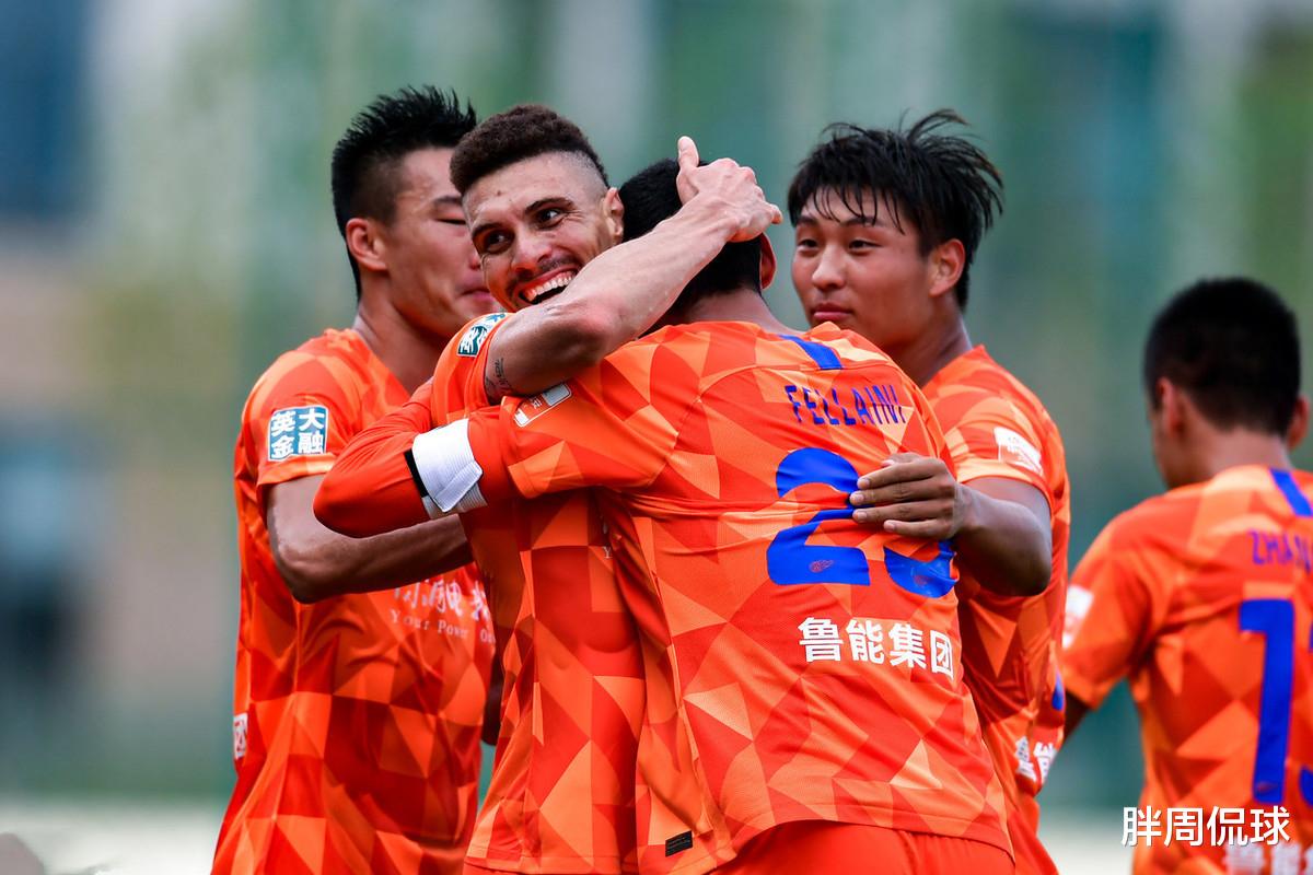 山东鲁能|鲁能这幅画面太可怕，李霄鹏替补席12人亮剑，中超15队都胆寒