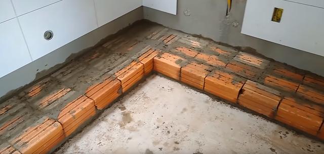 【】瓦工给橱柜加了一层底座，完工后太实用，邻居看了都想重做