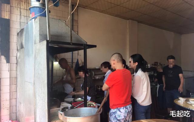回锅肉▲炒了20年，三道拿手菜！没有招牌的苍蝇馆子，每天却是座无虚席