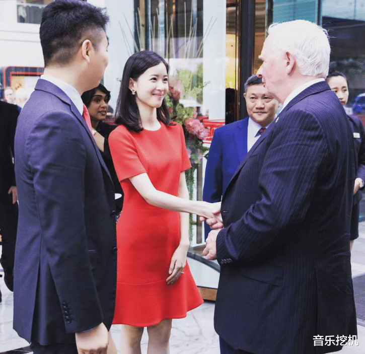 「刘强东」章泽天“野心”终暴露！刘强东刚宣布卸任，她就取代成公司董事！