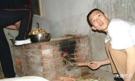 郭德纲▲12年前德云社旧照，曹云金在烧火做饭，郭德纲一点也不显老