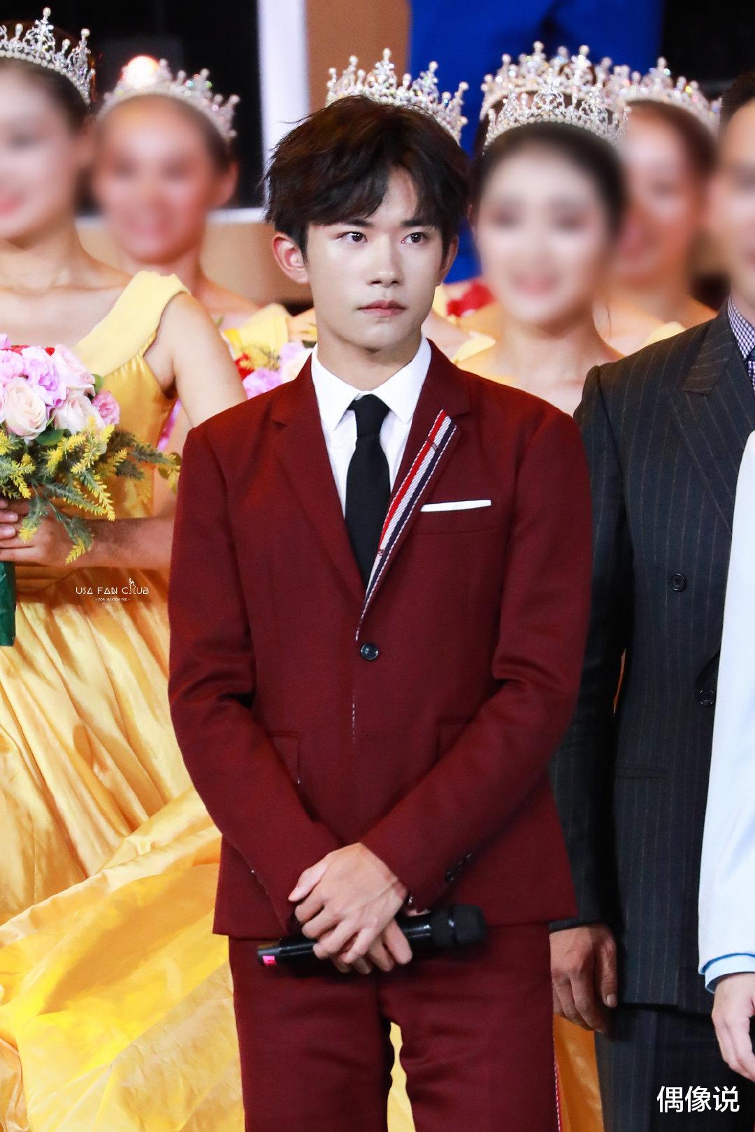 「易烊千玺」易烊千玺现身机场，新发型是米奇头？看清楚后让人想笑