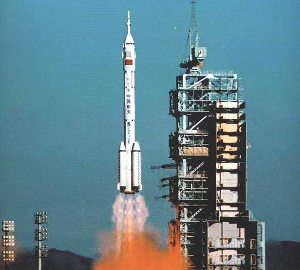 太空|杨利伟曾在太空听见敲窗声，17年后谜题解开，还好没有丢掉性命