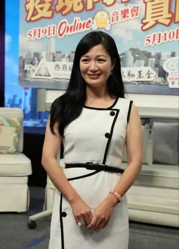 陈少霞：陈少霞也太没阔太样了，穿白裙显得好廉价，笑起来五官都扭曲了！