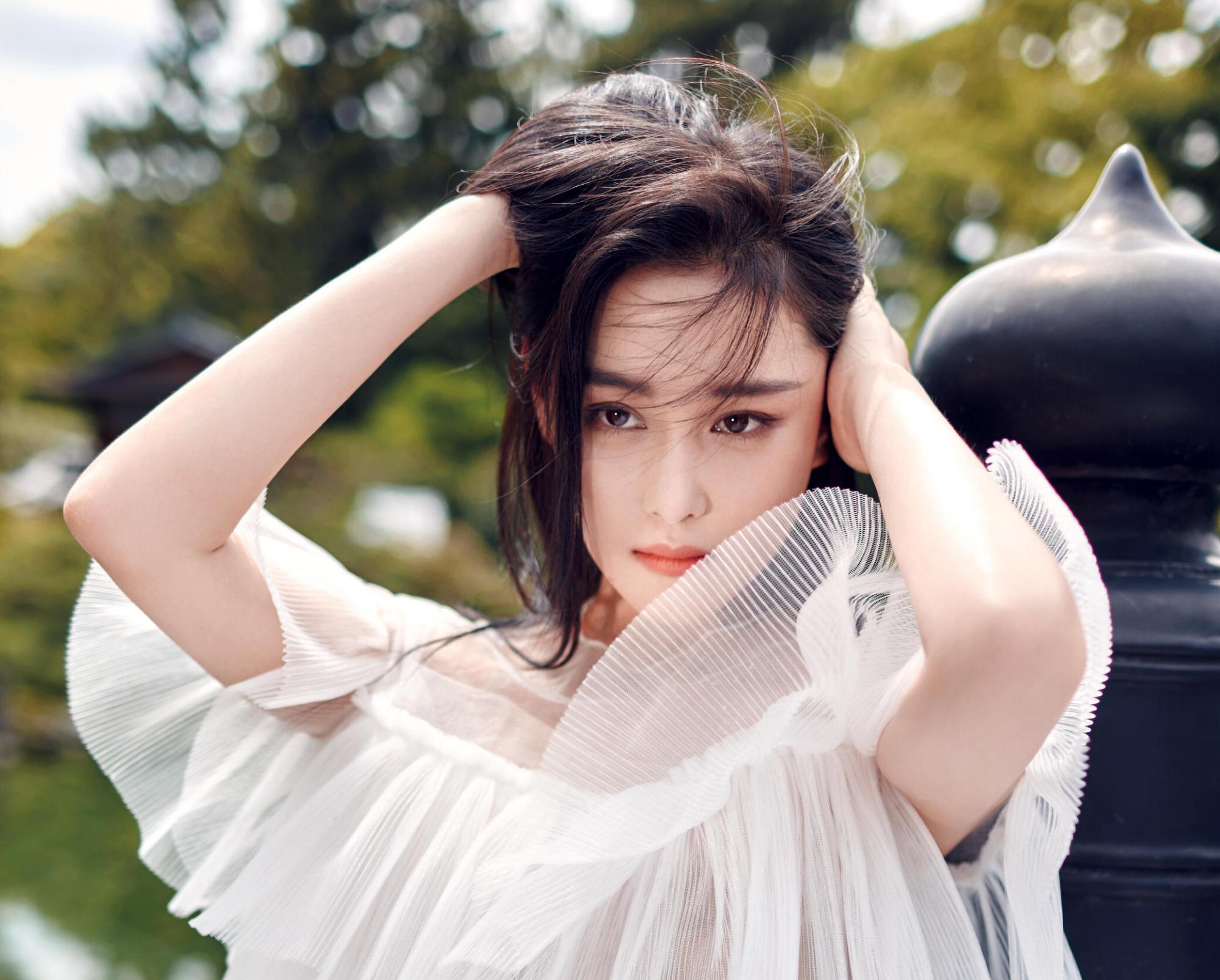 张馨予|“军嫂”张馨予罕秀恩爱！首公开家人，老公何捷与军人爷爷气质出众