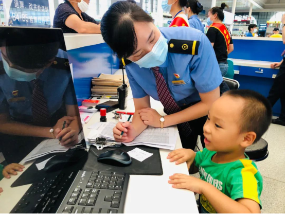 话晴空|4岁男孩和父亲火车站走丢，竟想通过跳舞吸引人们注意，孩子：他一定是迷路了