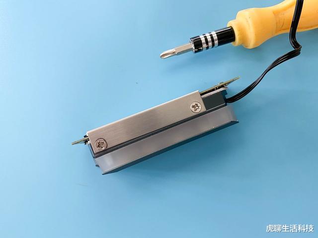 机箱|机箱光污染还缺一点？鑫谷M.2 SSD带RGB散热马甲正合适