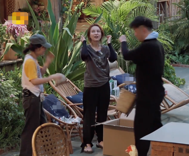 张子枫|张子枫吴昕，坐看海涛拍照，谁注意两人坐姿？少女和中年人的区别