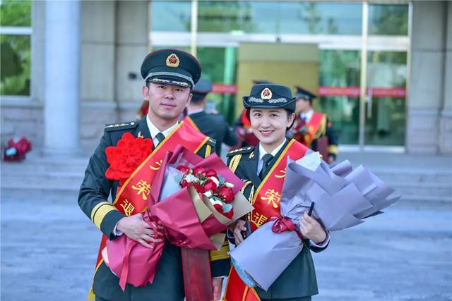 ##罕见！82集团军某旅上尉夫妻一起脱军装，携手退出现役