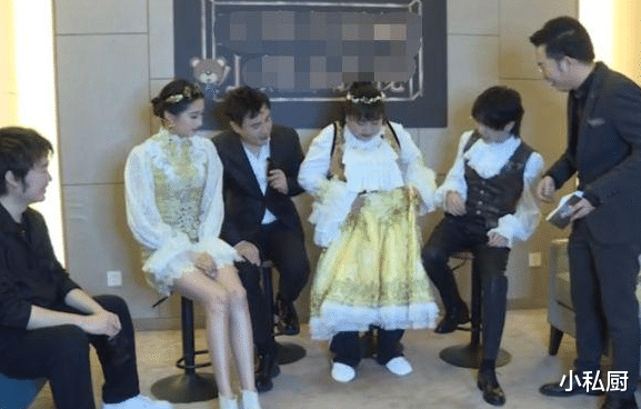 关晓彤@贾玲以为腿不算粗，谁知在撩起裤腿那刻，王牌家族的反应亮了