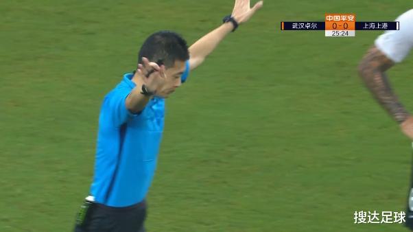 点球|中超裁判又引起巨大争议！媒体人吐槽：敢判上港点球，扣钱