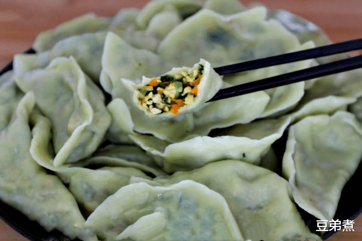 #饺子#夏天，用这菜包饺子最香，2块钱一斤，比韭菜鲜，比肉饺子解馋