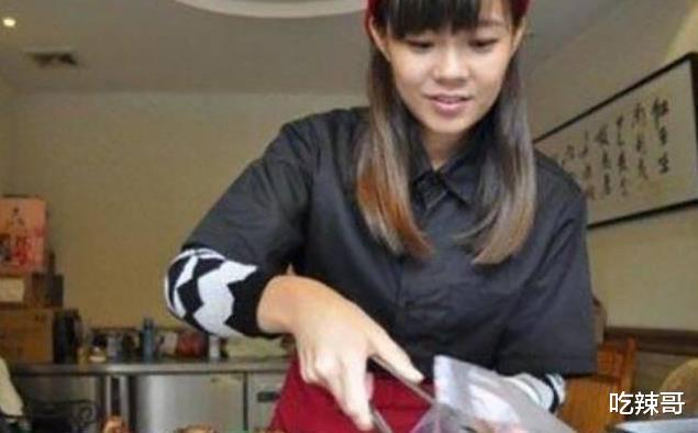 『00后』00后辞职卖小吃，5元一根收入是工资几倍，原公司老板都想入股