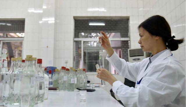 五粮液|五粮液竟然也是勾兑酒？勾兑的意义超出你的常识