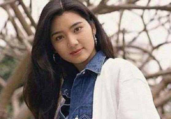 洪欣|洪欣：19岁抱到刘銮雄大腿，25岁与富豪结婚，没离婚就爱上莫少聪