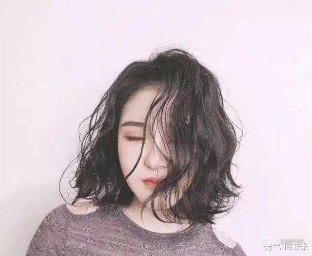 发型|上年纪的女人别乱折腾头发,今秋流行这4款发型,显脸小又显年轻