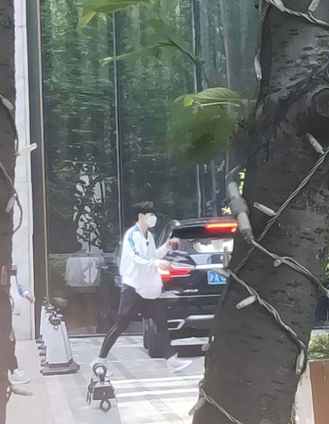 邓伦@《极限挑战》路透照曝光!邓伦穿运动服变学长,雷佳音甩手超呆萌