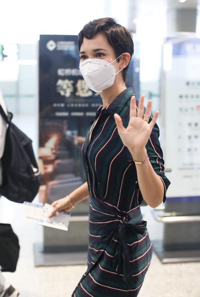 卢靖姗|卢靖姗短发精致服帖，穿裙子印条纹视觉感好，显瘦显高招人喜欢