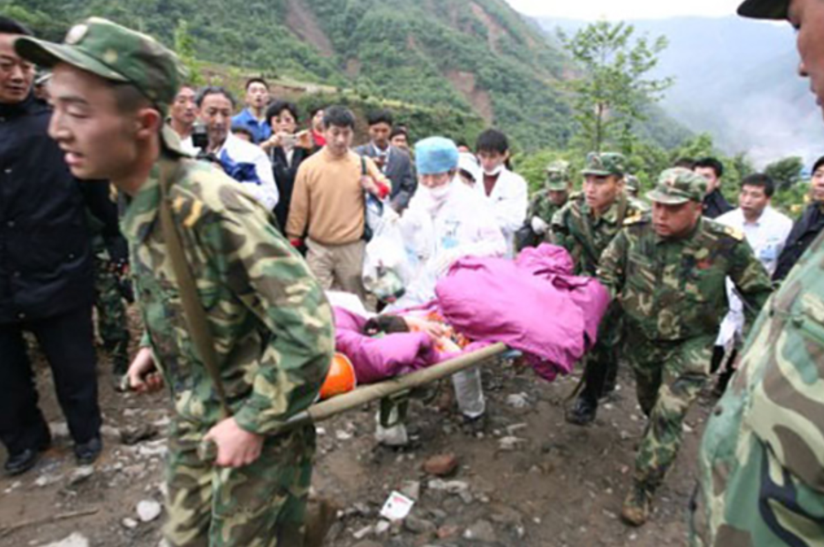 地震|08年地震救灾时,那位敢让总理让路的士兵,如今过得怎样了?