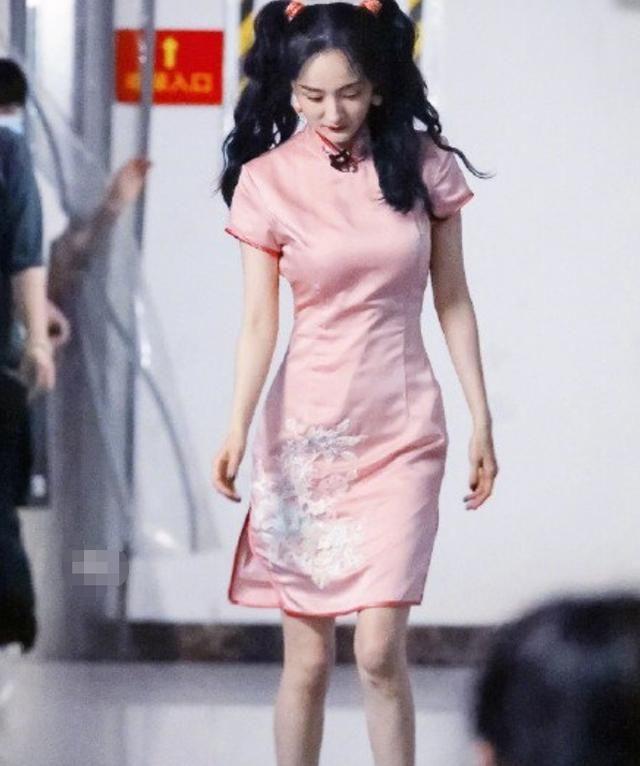 杨幂|有一种“极致美”叫杨幂穿旗袍,大玩下衣失踪,还秀出“蚂蚁腰”