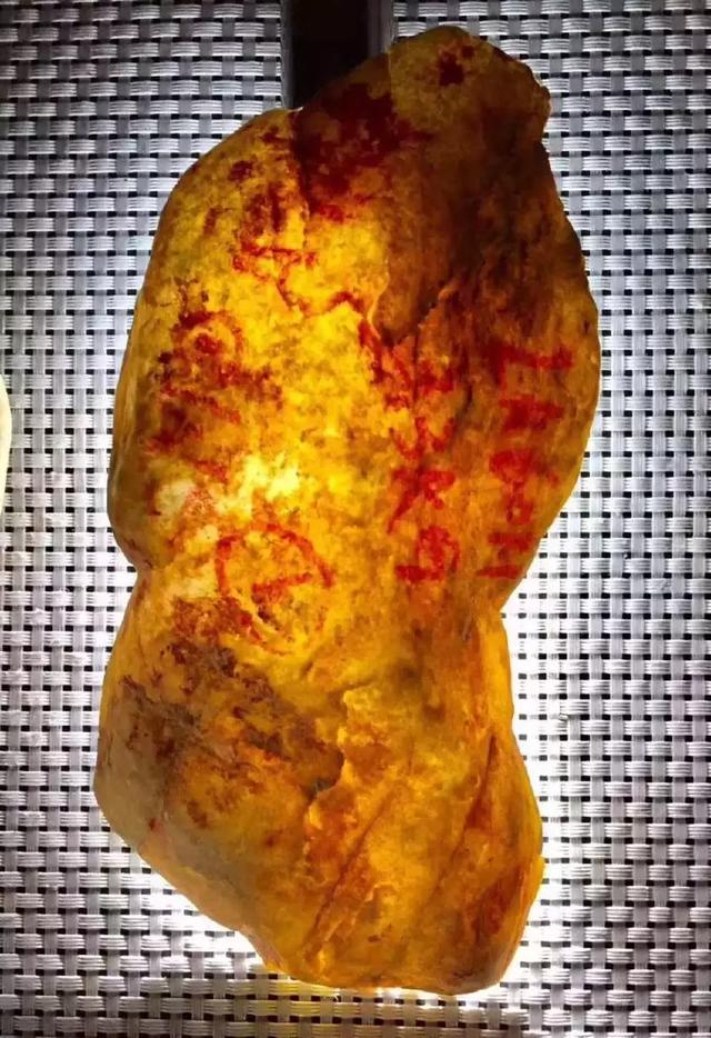 玉雕|数年无人问津的木那原石，店主自个切开后，现场叫价10万都不卖