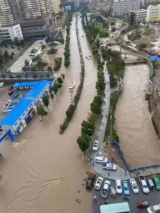 贵州都市报|昨夜，六盘水市普降大雨，六枝城区部分街道被淹